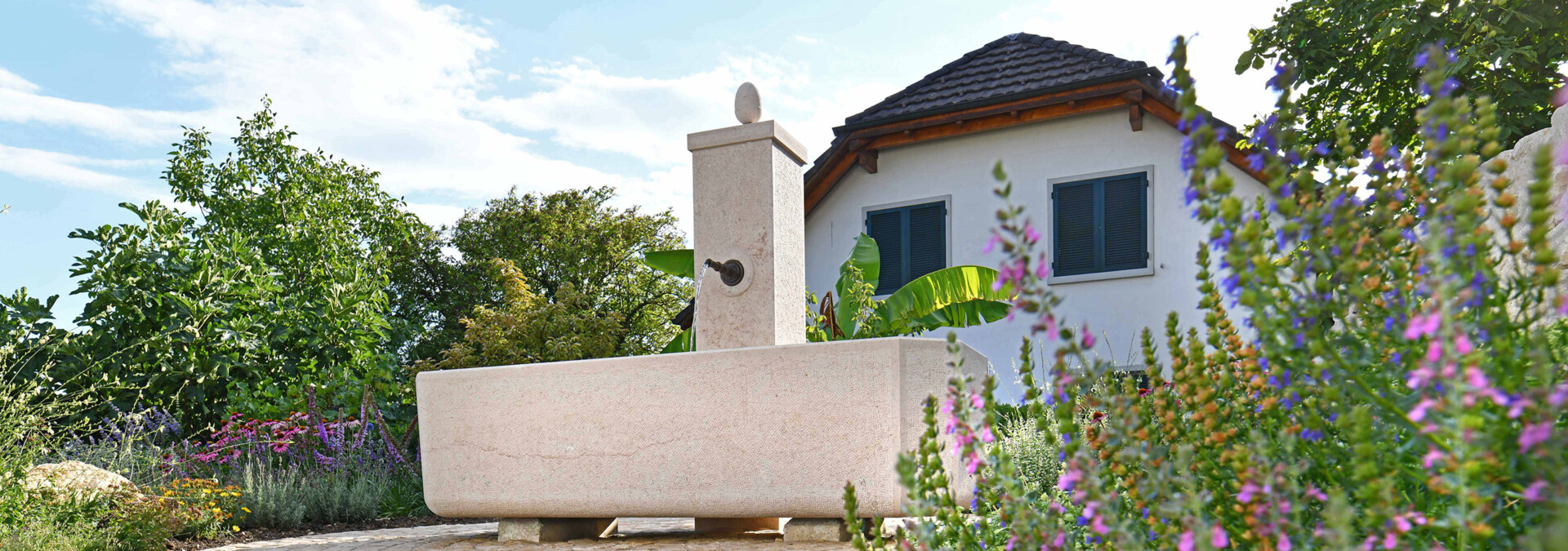 Gartengestaltung am Hang: Farbenfrohe Bepflanzung