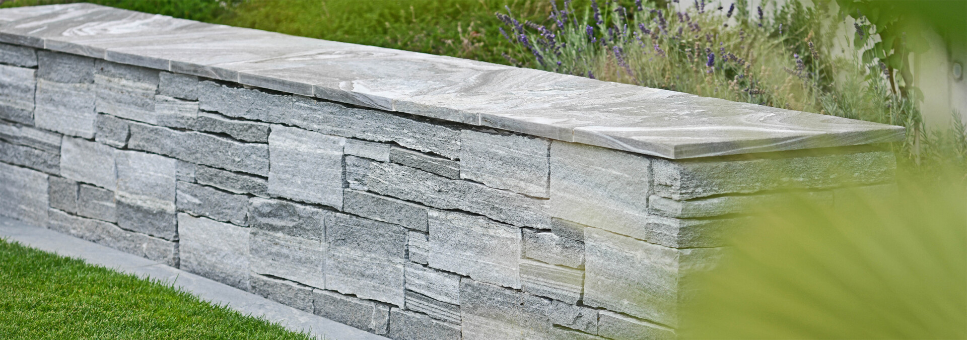 Garten mit Sitzmauer aus schottischem Mauerwerk