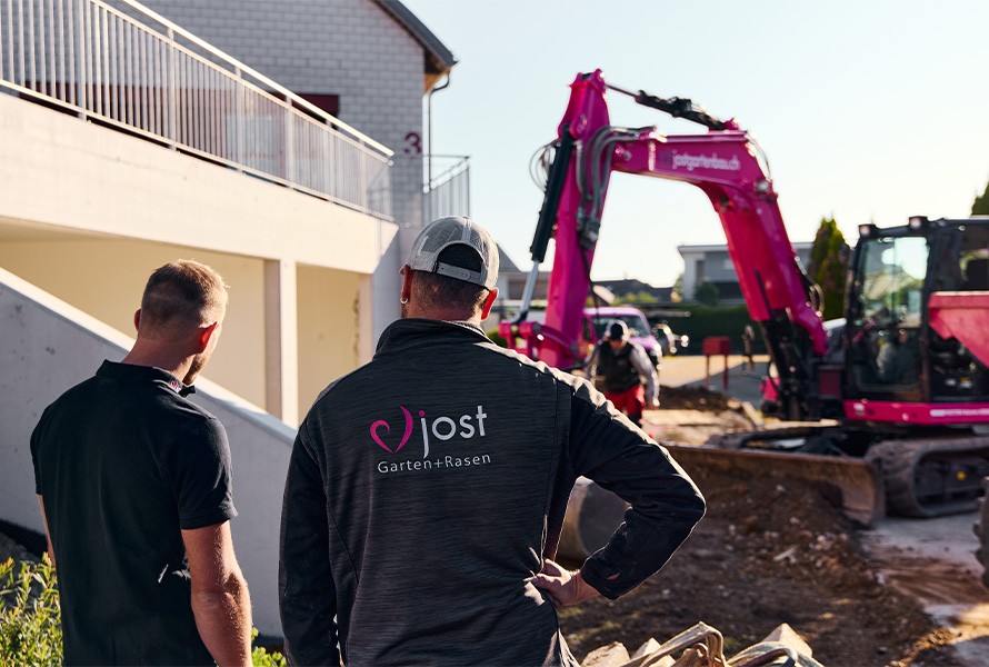 Mitarbeiter am Arbeiten auf Baustelle