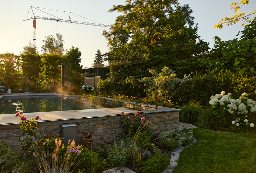 Naturpool mit Blumen