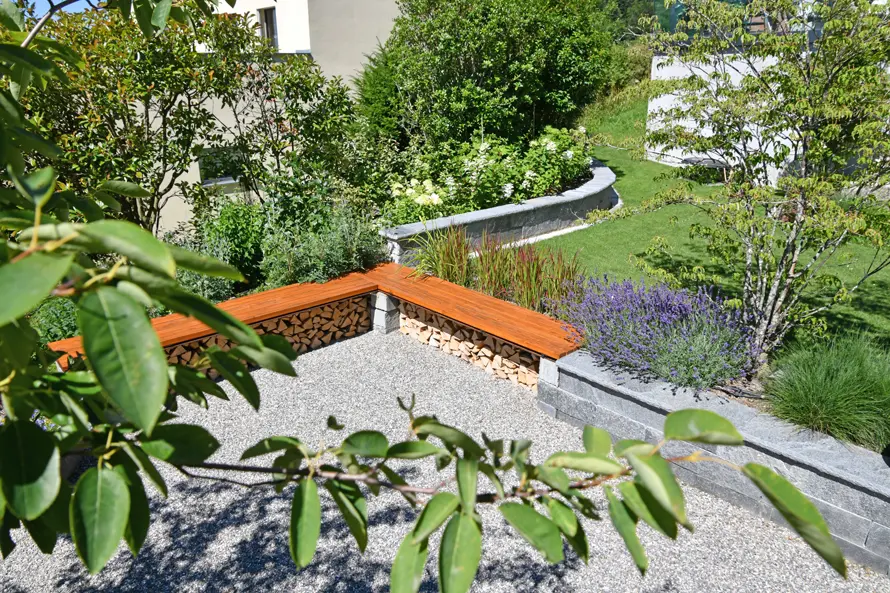 Sitzbank aus Holz und Stein